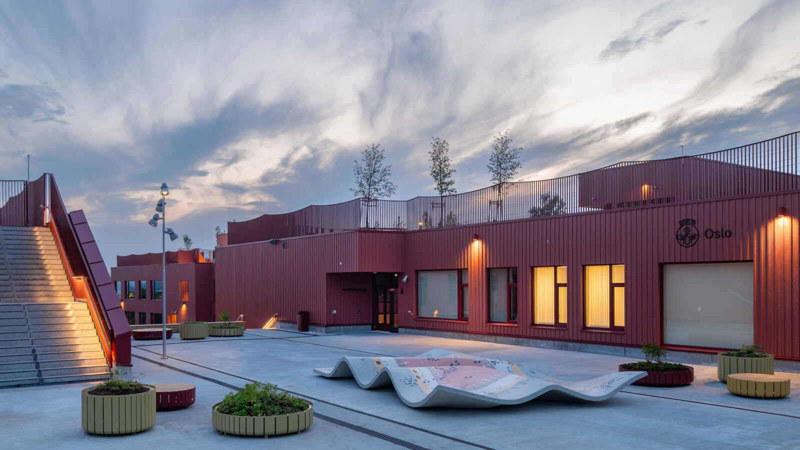 Kveldsbilde eksteriør og skolegård på Refstad skole.