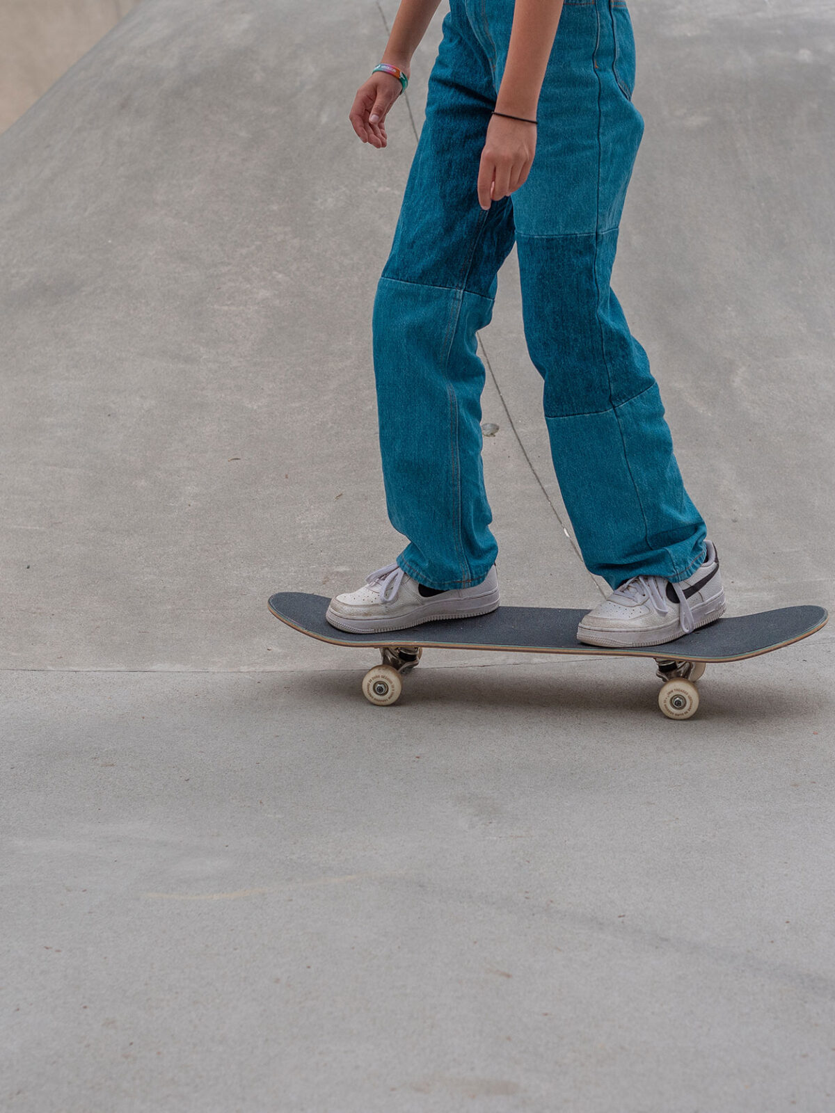 Utsnitt av en skaterampe med et barn på skateboard.