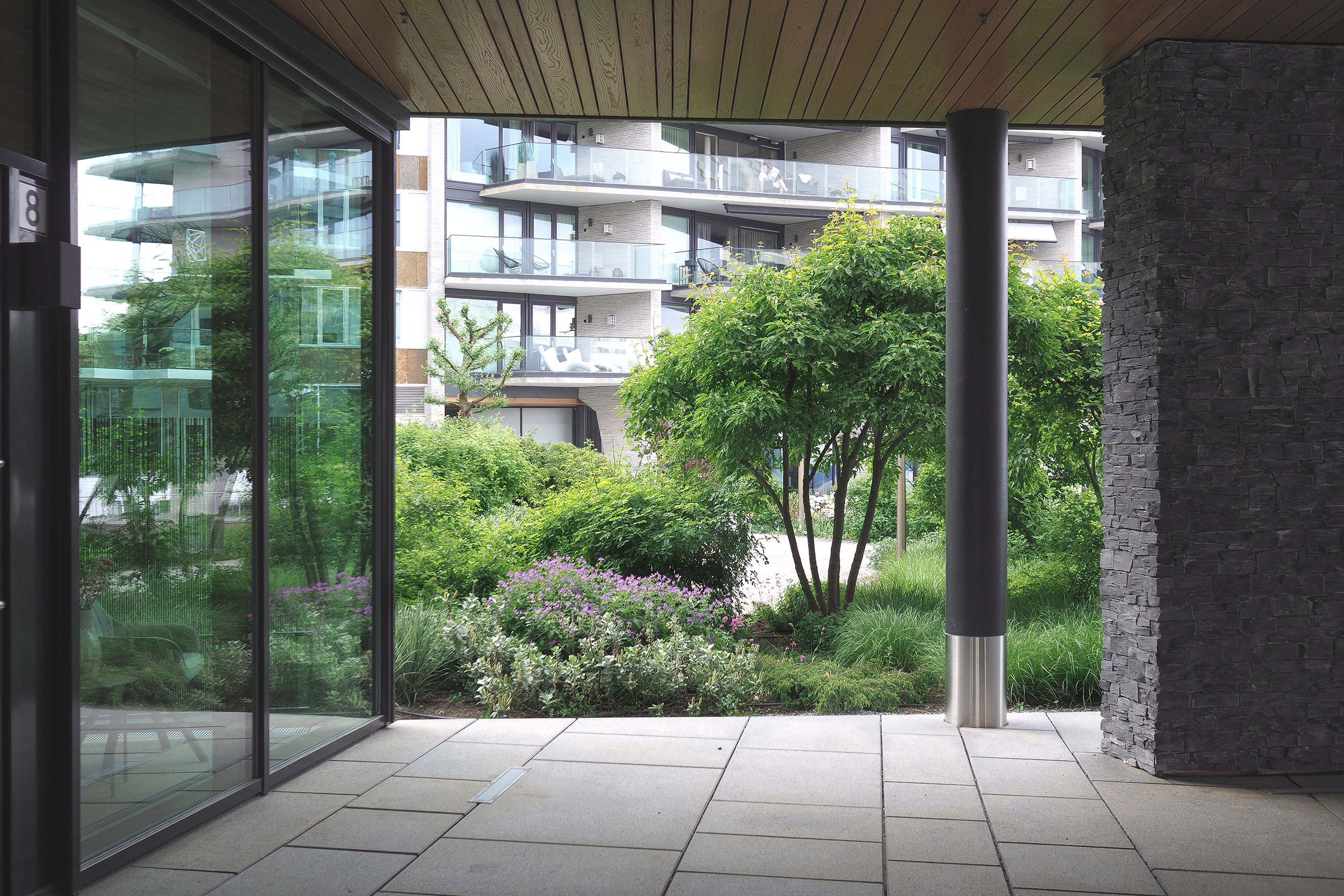 utsikt fra leilighetsblokken og ut mot grøntarealer og leiligheter på Fru Kroghs brygge