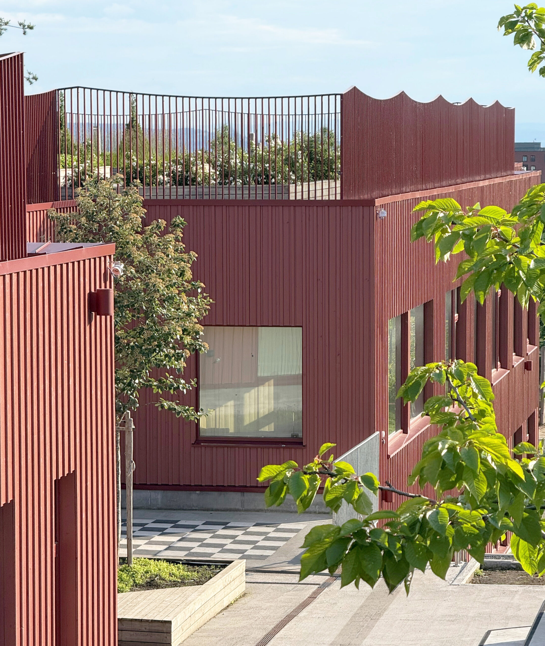 Refstad skole: Grønt tak fjernvirkning (foto: Torunn Stensheim)