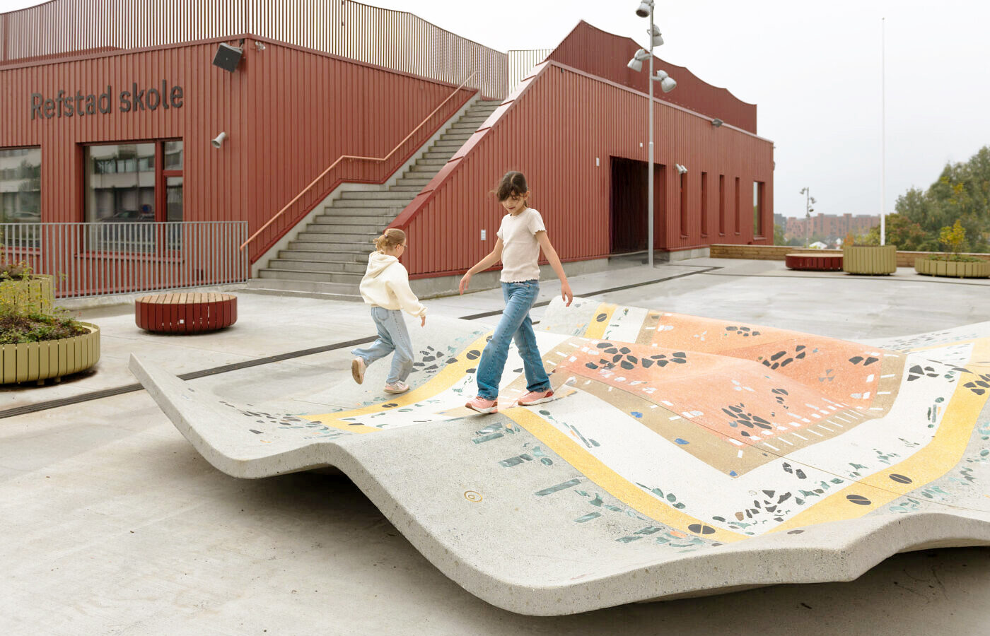 Skoletorg med kunstinstallasjon av Viel Andersen (foto: Istvan Virag)