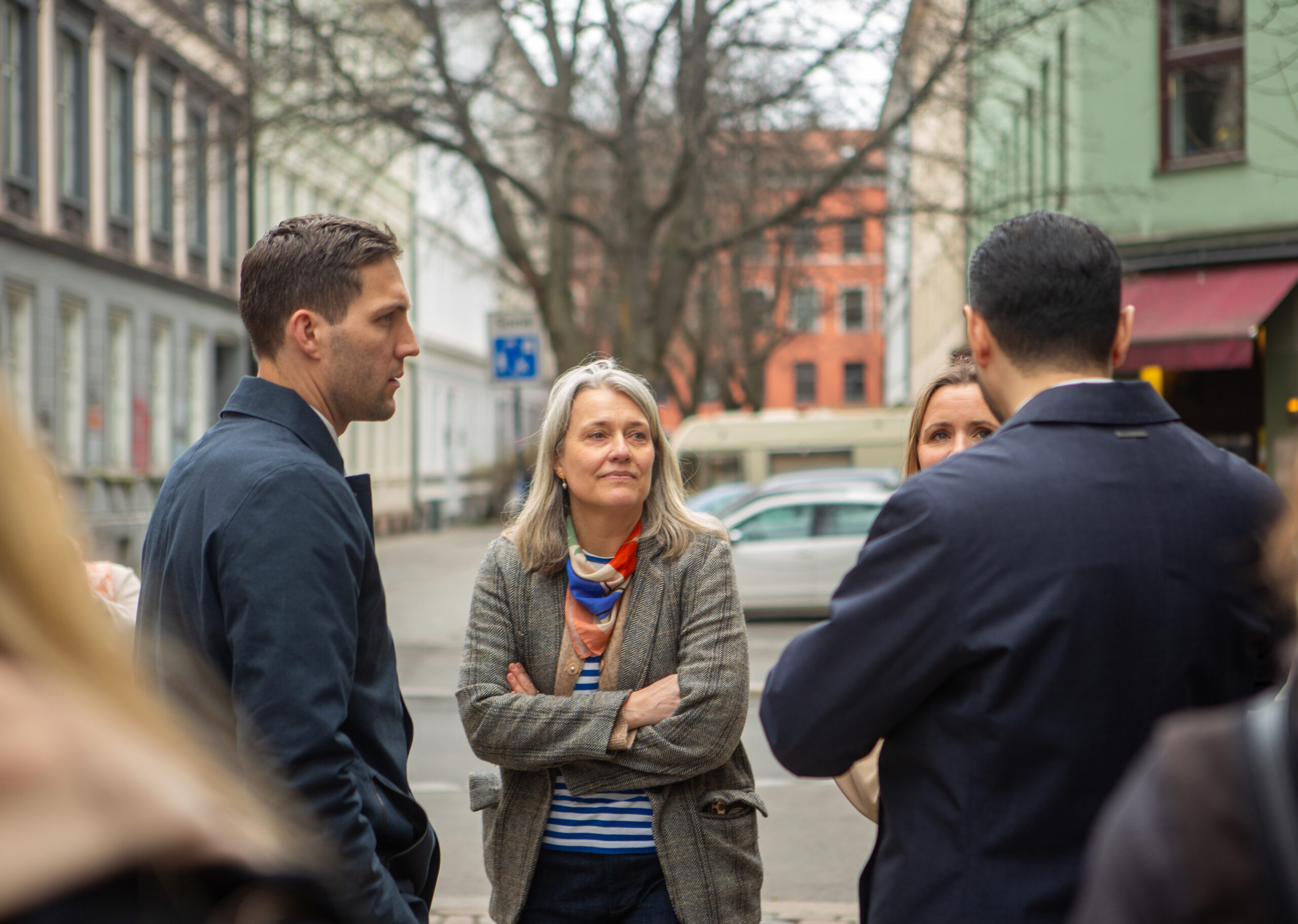 Klima- og miljøminister Andreas Bjelland Eriksen, Gry Ellen Ringstad fra Asplan Viak, byråd for miljø og samferdsel Marit Vea og Armenias miljøvernminister Hambardzum Matevosyan i samtale om klimatilpasning i Oslo.
