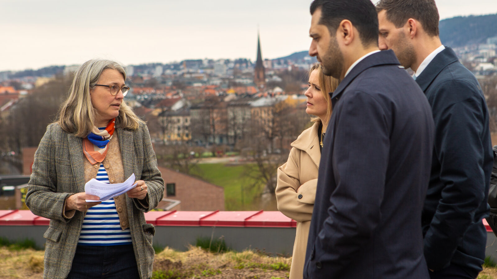 Gry Ellen Ringstad fra Asplan Viak forteller om det blågrønne taket på Vega scene til klima- og miljøminister Andreas Bjelland Eriksen, byråd for miljø og samferdsel Marit Vea og Armenias miljøvernminister Hambardzum Matevosyan.