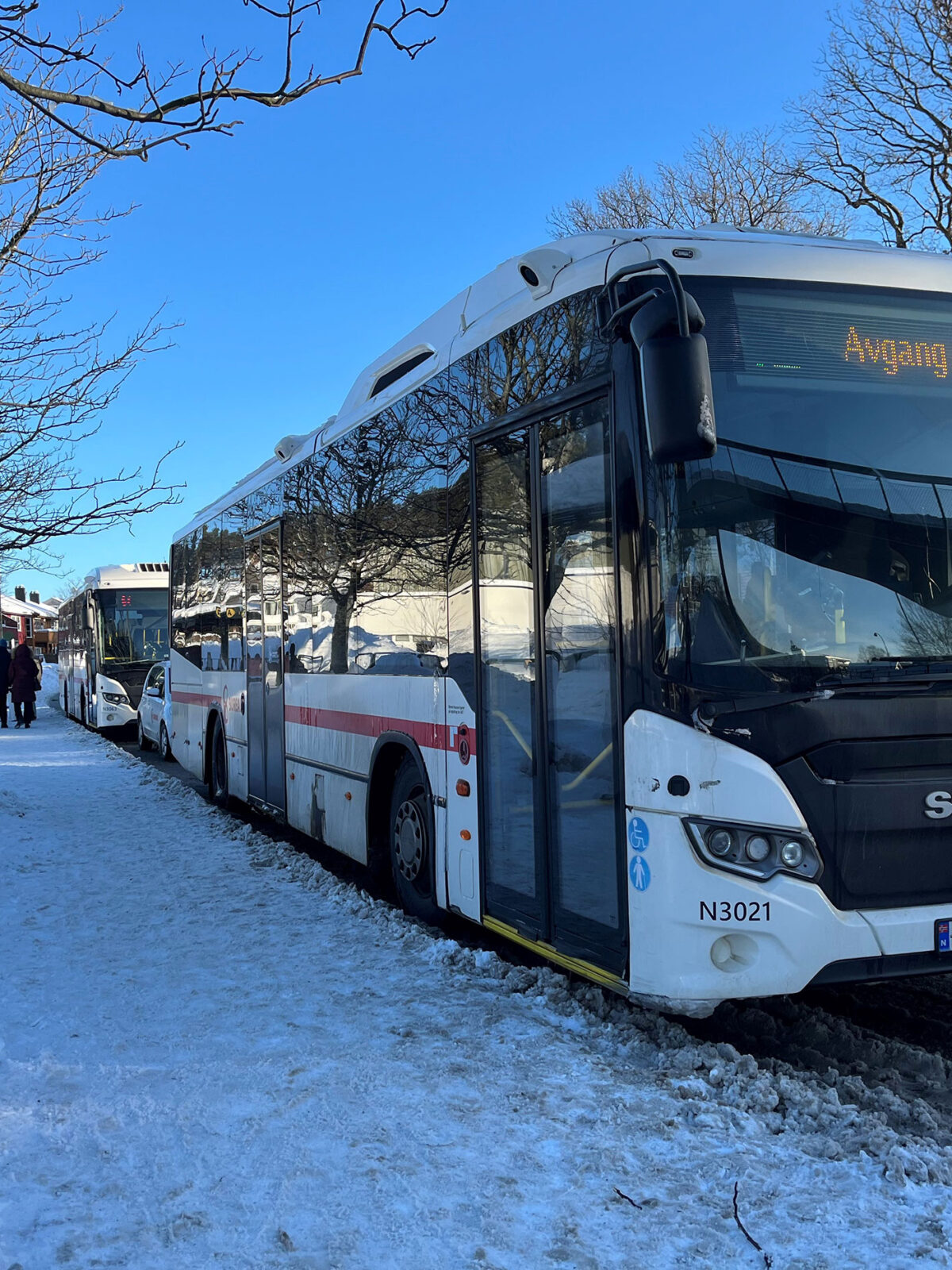 En buss som står på en bussholdeplass. Illustrasjonfoto for Trafikkplan Agder - mobilitet
