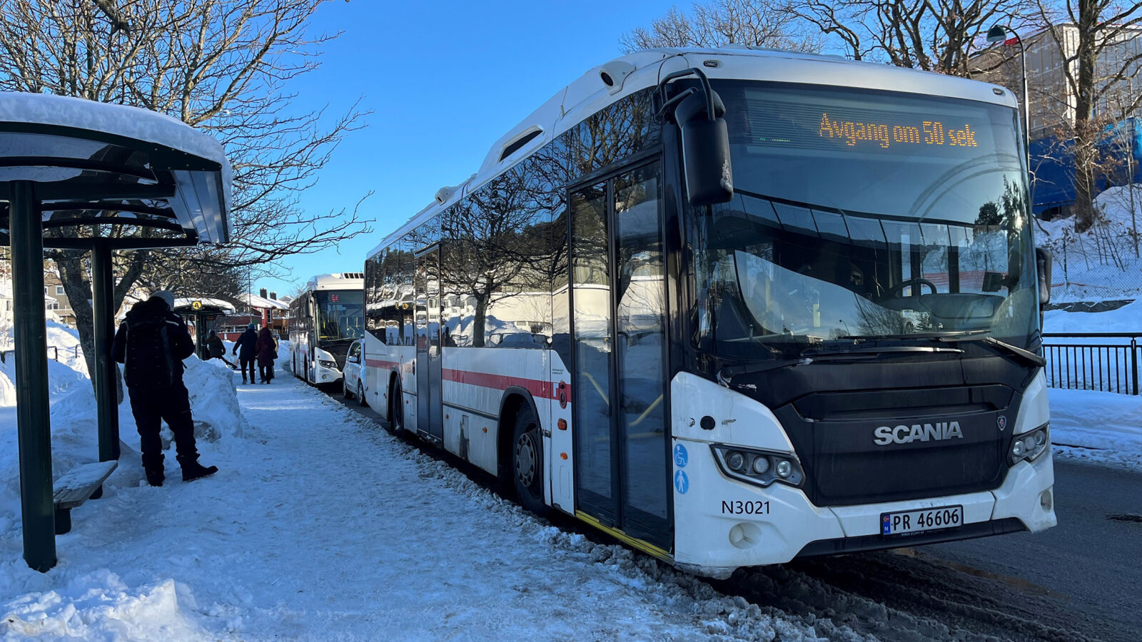 En buss som står på en bussholdeplass. Illustrasjonfoto for Trafikkplan Agder - mobilitet