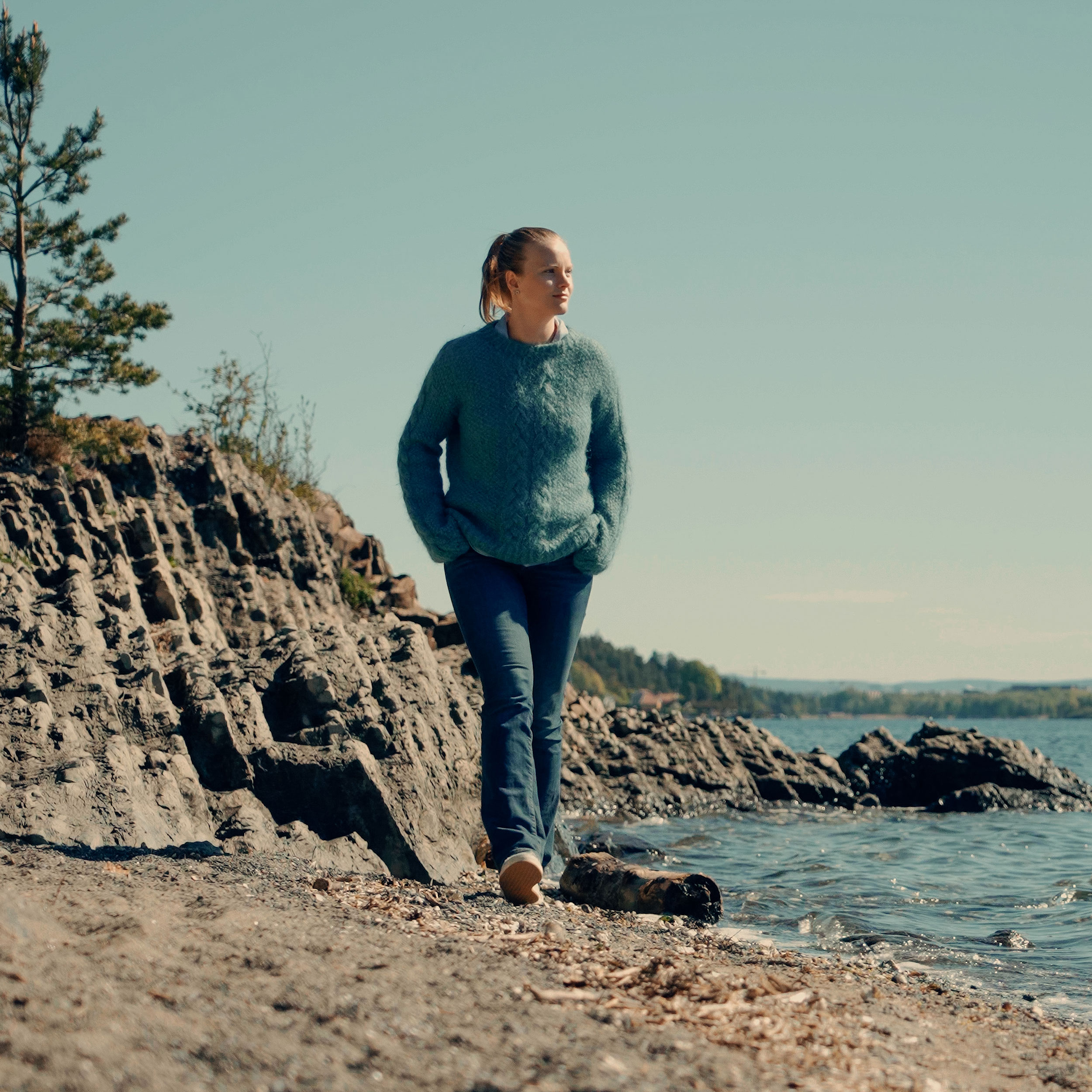 Sivilingeniør Elise Yndesdal ved sjøen i forbindelse med avløpsrensing og Oslofjorden