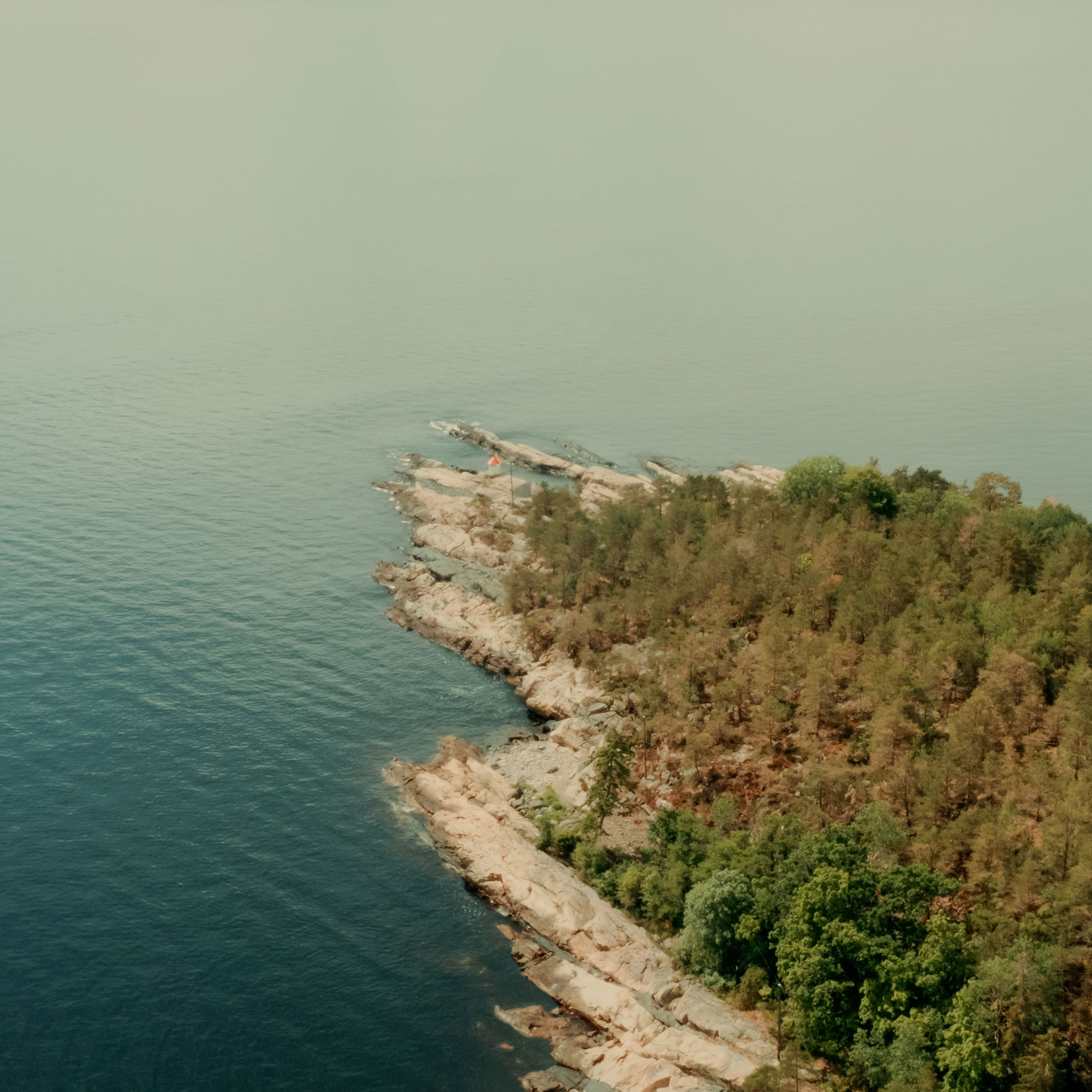 Dronefoto av en øy som illustrasjonsfoto i forbindelse med temaet avløpsrensing og Oslofjorden