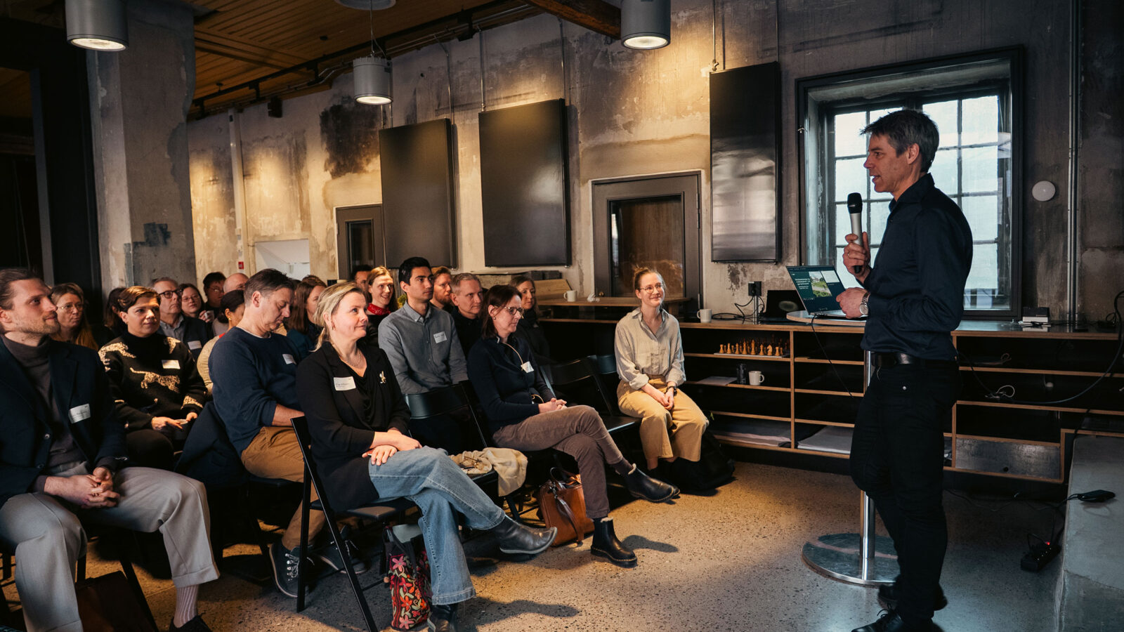 Øyvind Dalen holder foredrag om bærekraftig mobilitet for en fullsatt sal.