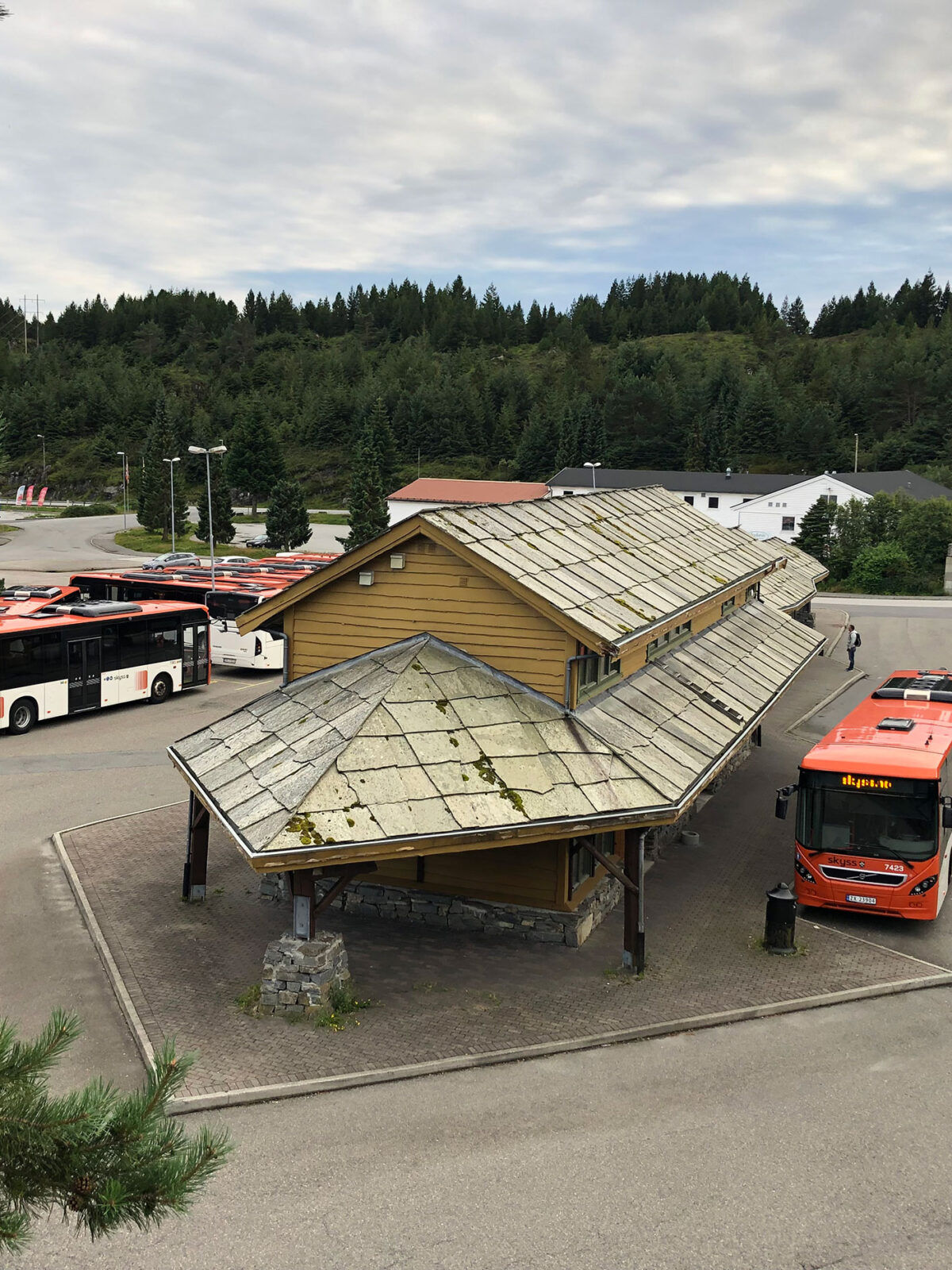Oversiktsbilde av en bussholdeplass med buss til prosjektet Mobilitetsplan Vest - rutetilbudet i Bergen vest, Askøy og Øygarden