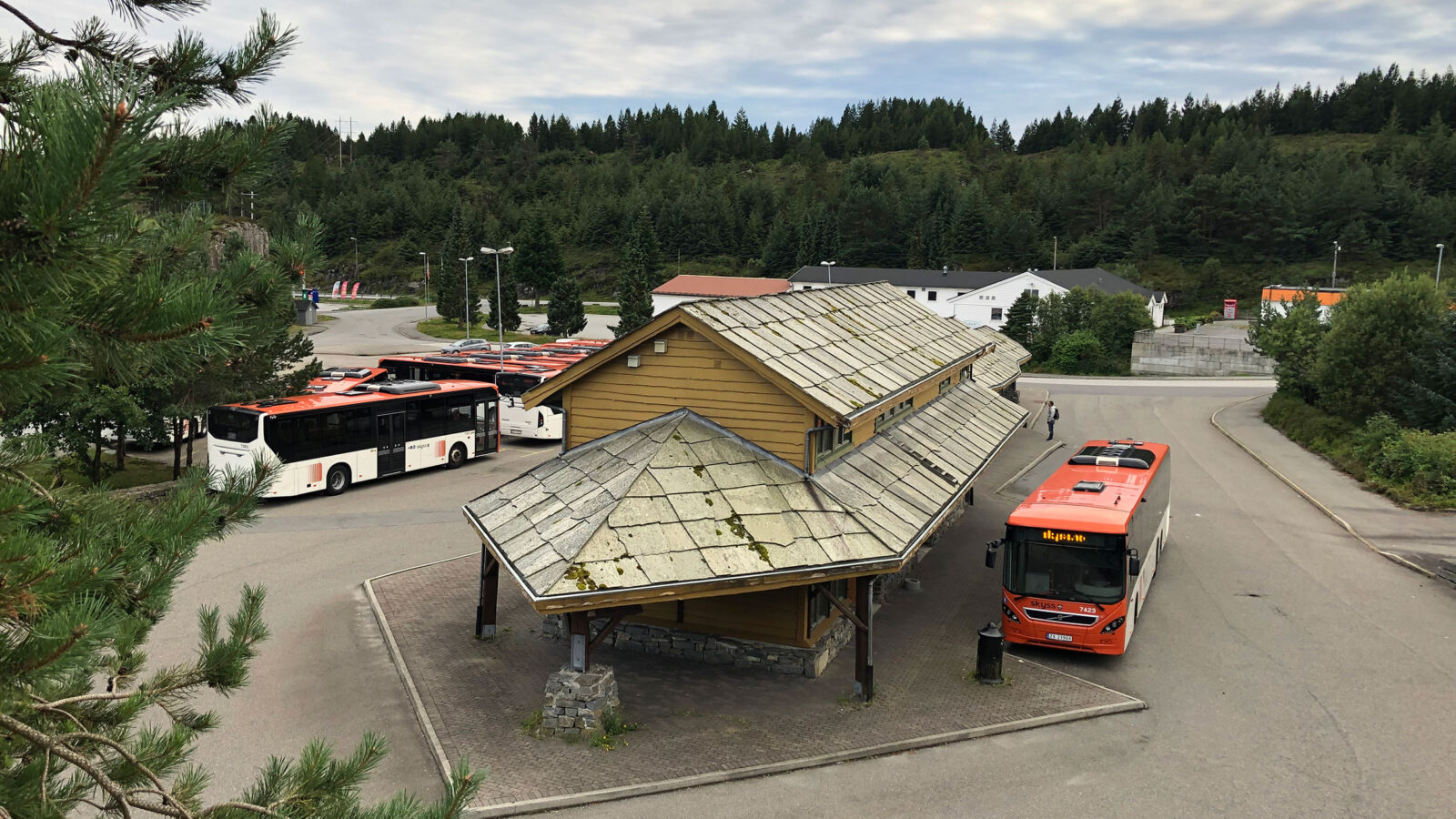 Oversiktsbilde av en bussholdeplass med buss til prosjektet Mobilitetsplan Vest - rutetilbudet i Bergen vest, Askøy og Øygarden