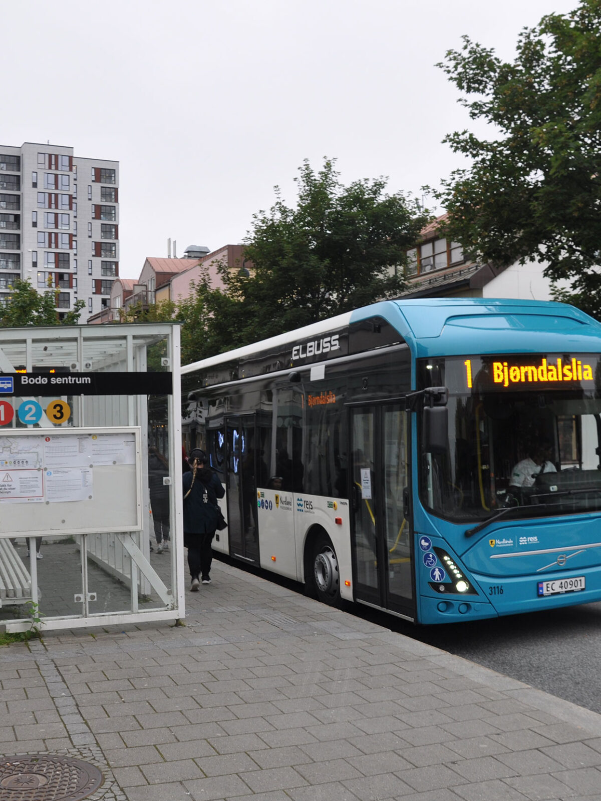 Illustrasjonfoto av en buss på bussholdeplass i forbindelse med rammeavtale om utrednings- og analysearbeid for kollektivtrafikken.