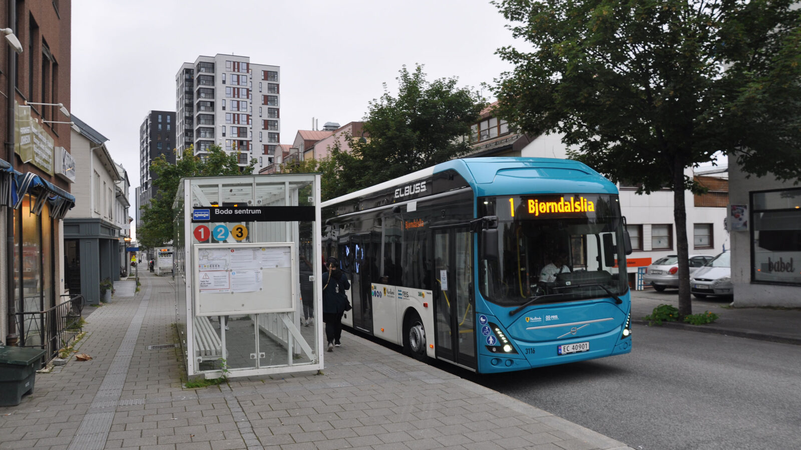 Illustrasjonfoto av en buss på bussholdeplass i forbindelse med rammeavtale om utrednings- og analysearbeid for kollektivtrafikken.