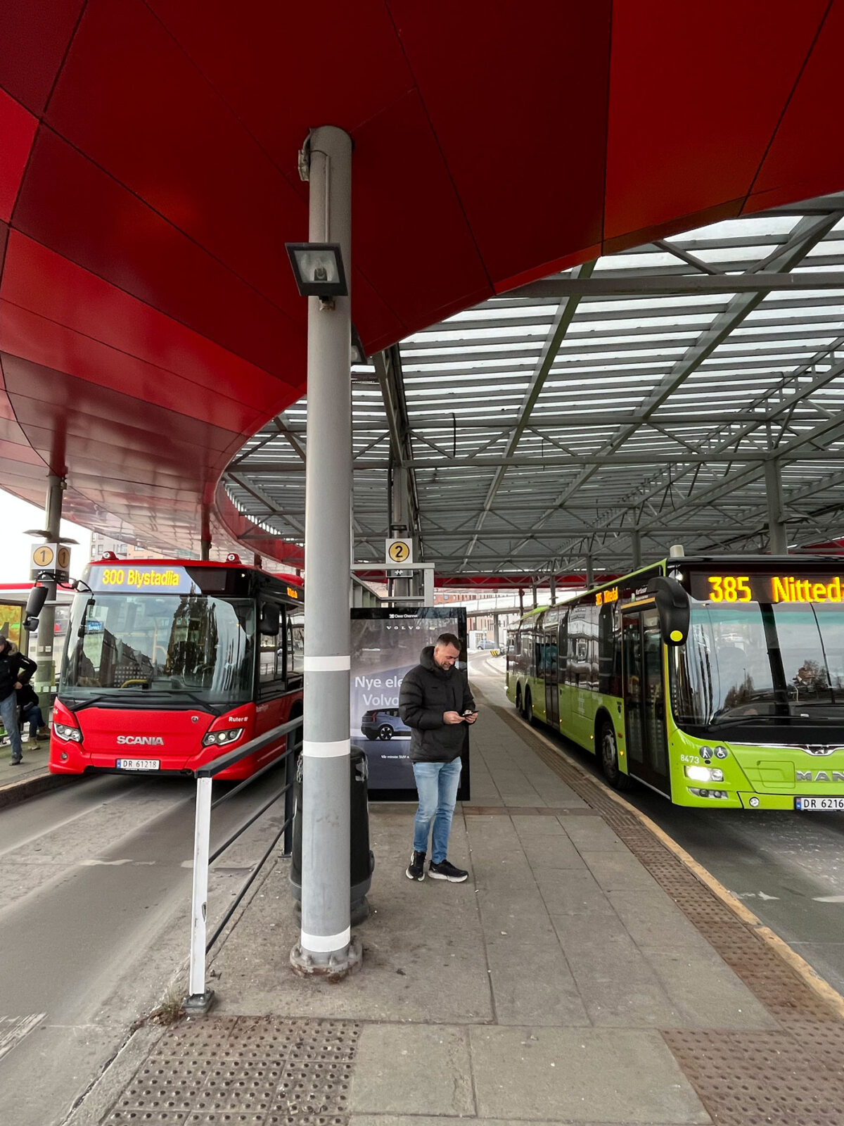 Illustrasjonsfoto av busser på en bussholdeplass i forbindelse med prosjekt for tilbudsutvikling i Romerike