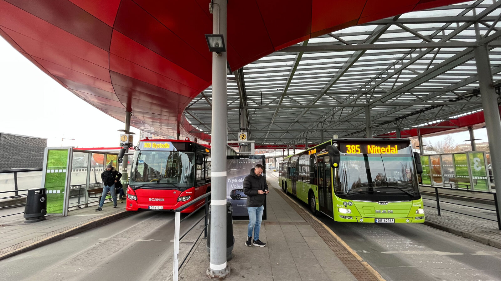 Illustrasjonsfoto av busser på en bussholdeplass i forbindelse med prosjekt for tilbudsutvikling i Romerike