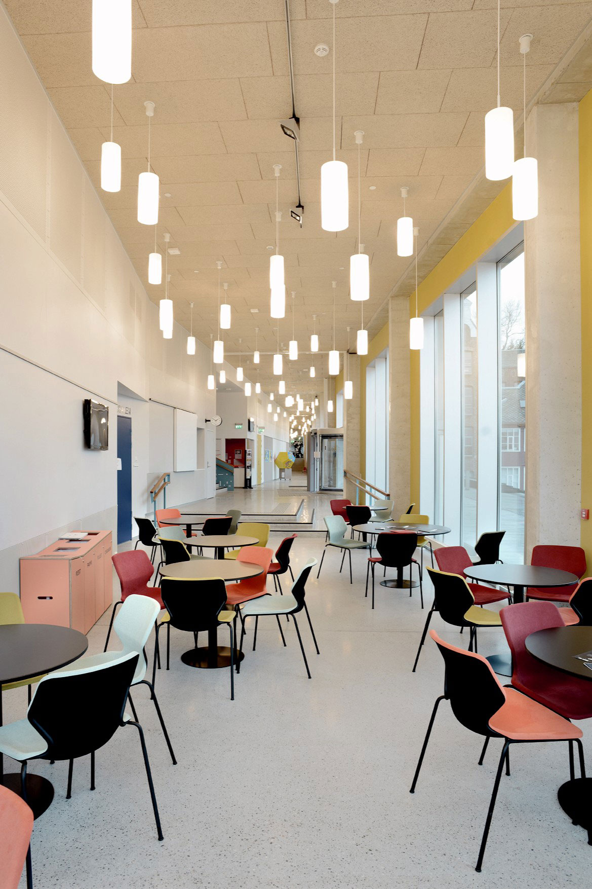 Hvitt rom med interiør på Stavanger kulturskole