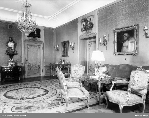 Gammelt svart hvitt bilde av en salong i Villa Skarpsno