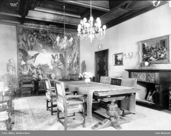 Gammelt svart hvitt foto av en spisestue i Villa Skarpsno