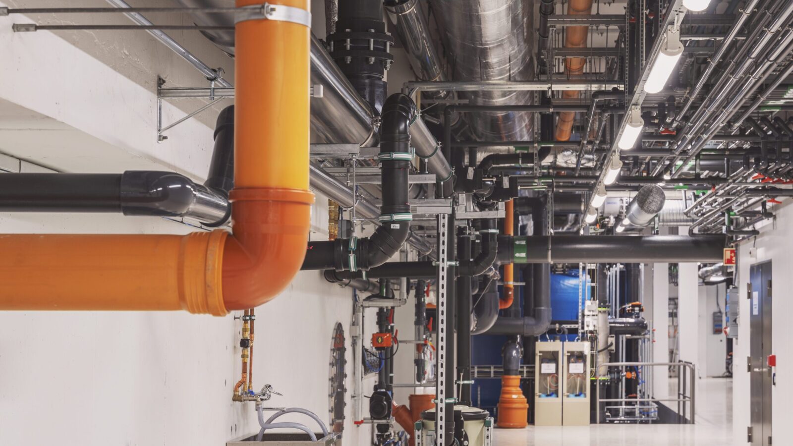 View of a plant room with pipes and technical equipment.